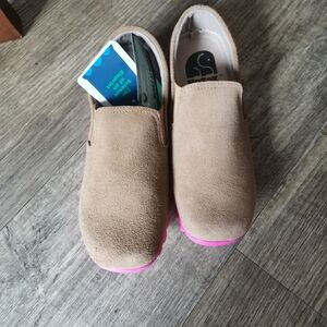 NoSox Suede Tan Slip-On Shoes with Pink Soles NWOT